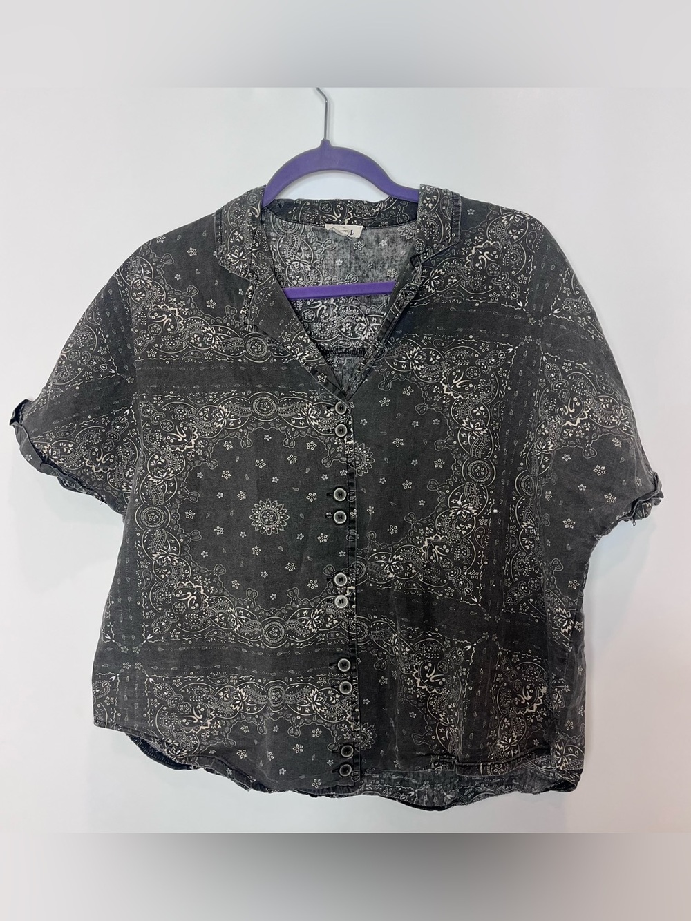 Pol Paisley Women's Bandana Print Button-Front Top Short Sleeve Gray Small